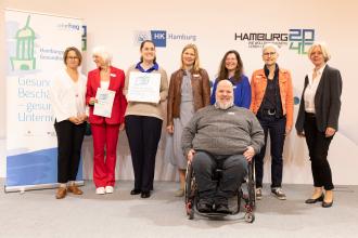 
		pme Familienservice receives Hamburg Health Award. From left to right: Melanie Schlotzhauer (Senator for Labour, Health, Social Affairs, Family and Integration), Margit Werner and team (pme Familienservice GmbH Hamburg site), Prof. Dr. Susanne Busch (HAG Chairwoman)
	